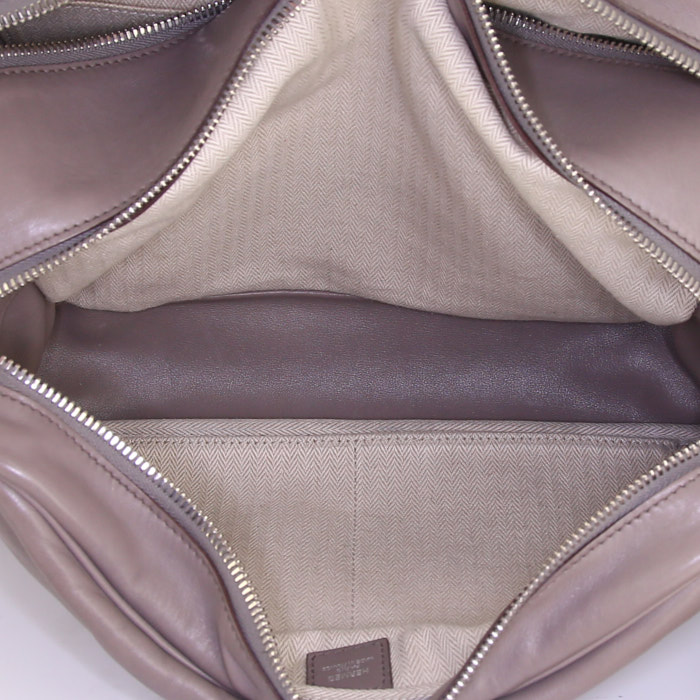 Sac bandoulière Hermes Reporter en cuir Swift gris - Detail D3