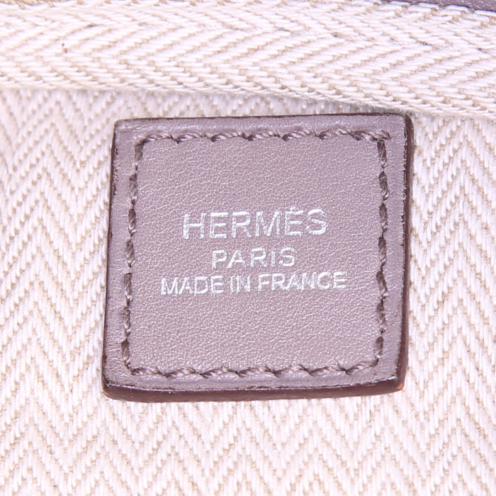 Sac bandoulière Hermes Reporter en cuir Swift gris - Detail D4