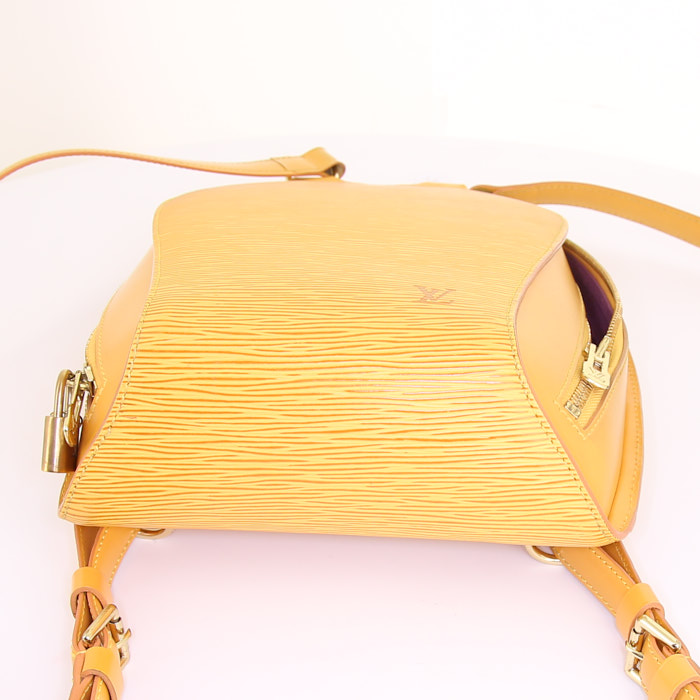 Sac à dos Louis Vuitton Mabillon en cuir épi jaune - Detail D4