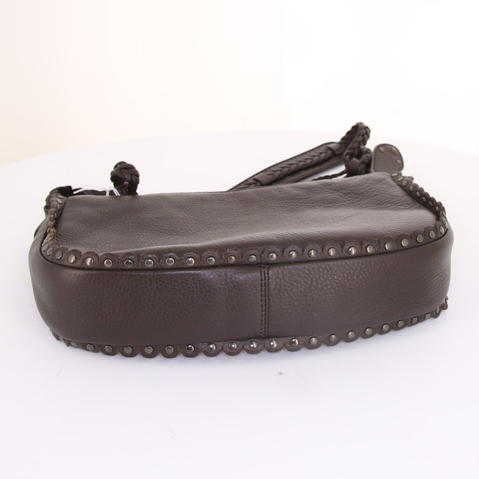 Sac à main Dior Ethnic en cuir grainé marron - Detail D4