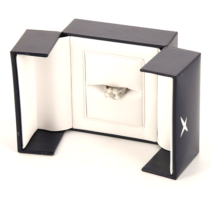 Sortija Mauboussin Éternité Tendresse en oro blanco,  nácar y diamantes - Detail D2