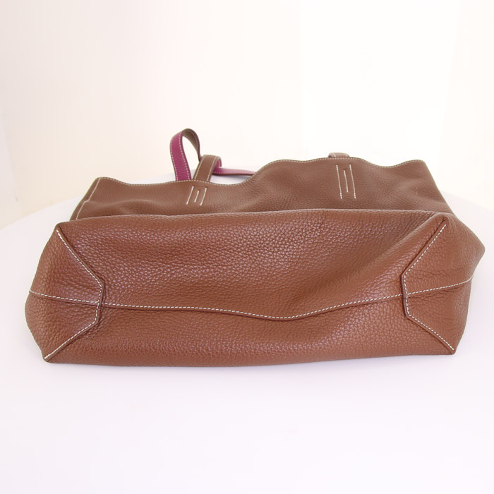 Bolso Cabás Hermes Double Sens modelo mediano en cuero togo color frambuesa y marrón - Detail D4
