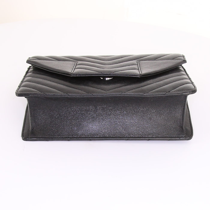 Saint Laurent Betty shoulder bag in black leather - Detail D4