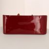 Sac à main Louis Vuitton Rosewood en cuir vernis monogram rouge et cuir naturel - Detail D4 thumbnail