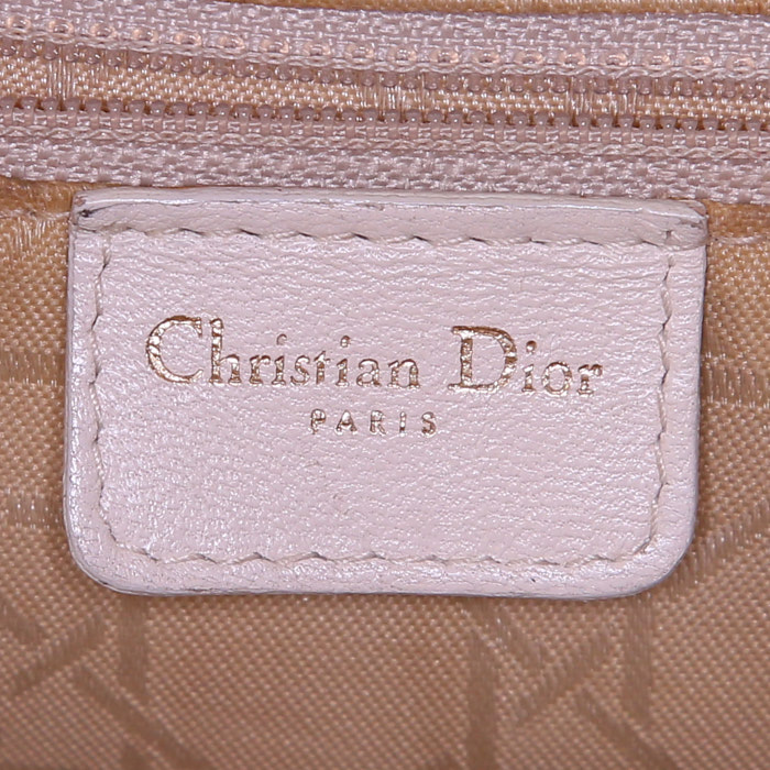 Bolso para llevar al hombro o en la mano Dior Lady Dior modelo grande en cuero cannage color crema - Detail D4