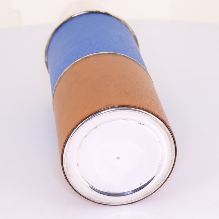 Thermos Hermès en cuero Courchevel azul y cuero natural - Detail D3