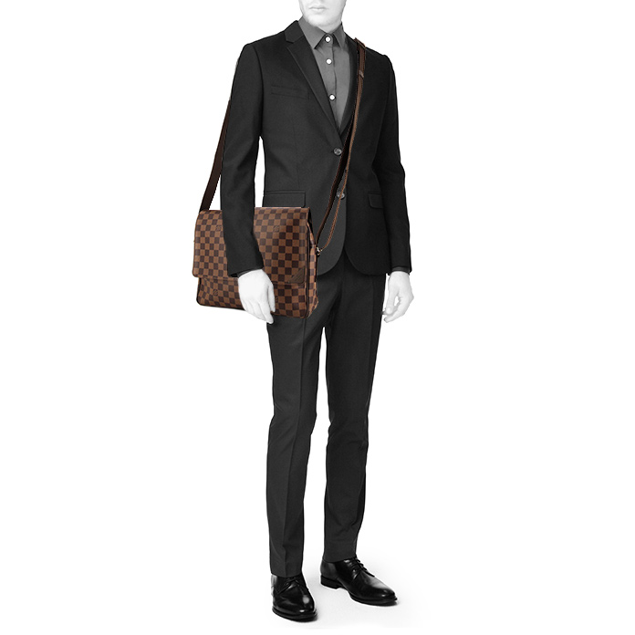 Sac bandoulière Louis Vuitton Shelton moyen modèle en toile damier marron - Detail D1