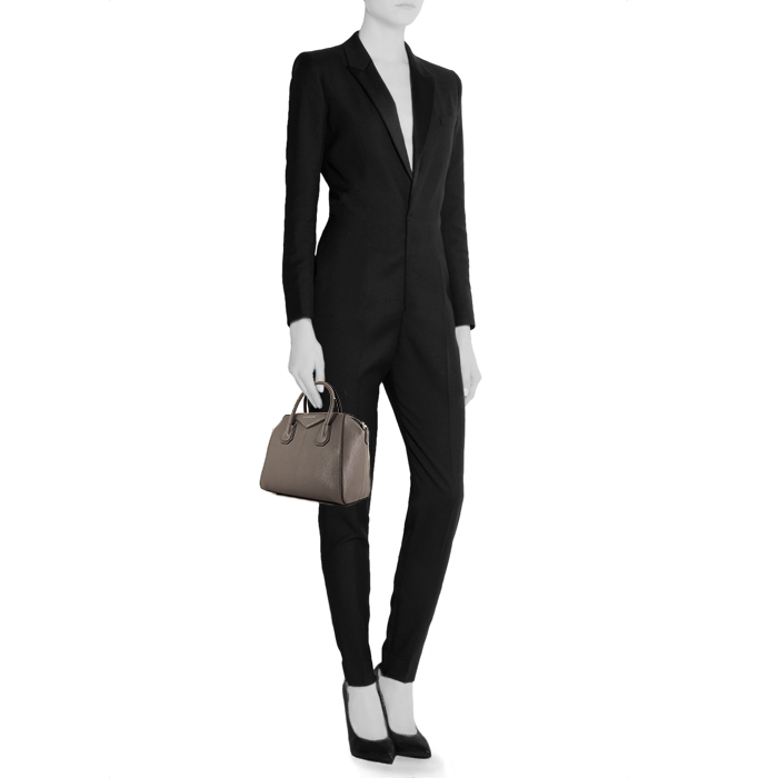 Givenchy Antigona small model bag worn on the shoulder or carried in the hand in grey grained leather - Detail D1