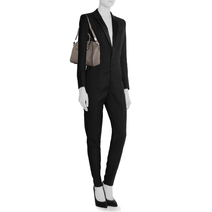 Givenchy Antigona small model bag worn on the shoulder or carried in the hand in grey grained leather - Detail D2