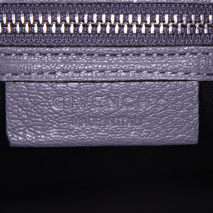 Givenchy Antigona small model bag worn on the shoulder or carried in the hand in grey grained leather - Detail D5