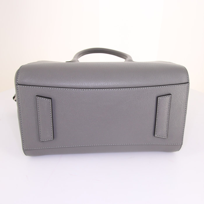 Givenchy Antigona small model bag worn on the shoulder or carried in the hand in grey grained leather - Detail D6