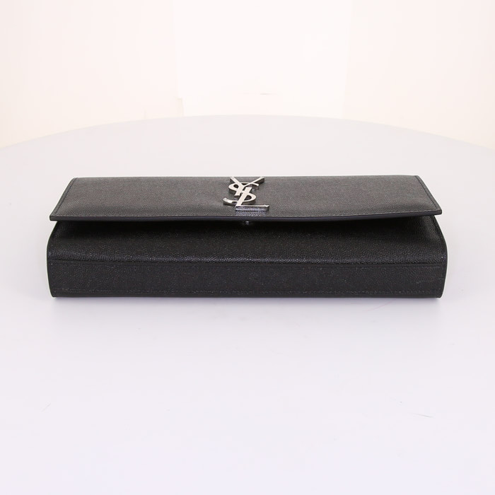 Pochette Saint Laurent Cassandre in pelle martellata nera - Detail D4