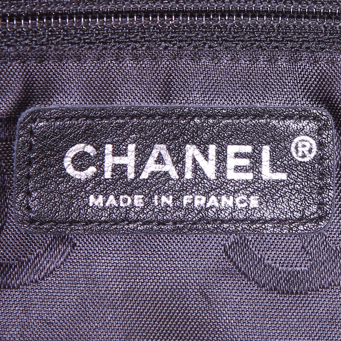 Sac cabas Chanel Cambon en cuir matelassé beige et noir - Detail D3