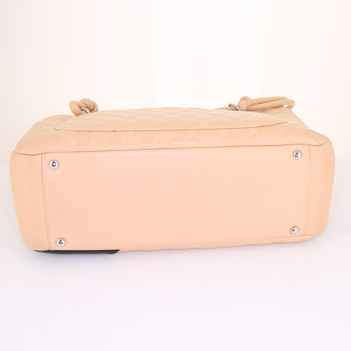 Shopping bag Chanel Cambon in pelle trapuntata beige e nera - Detail D4