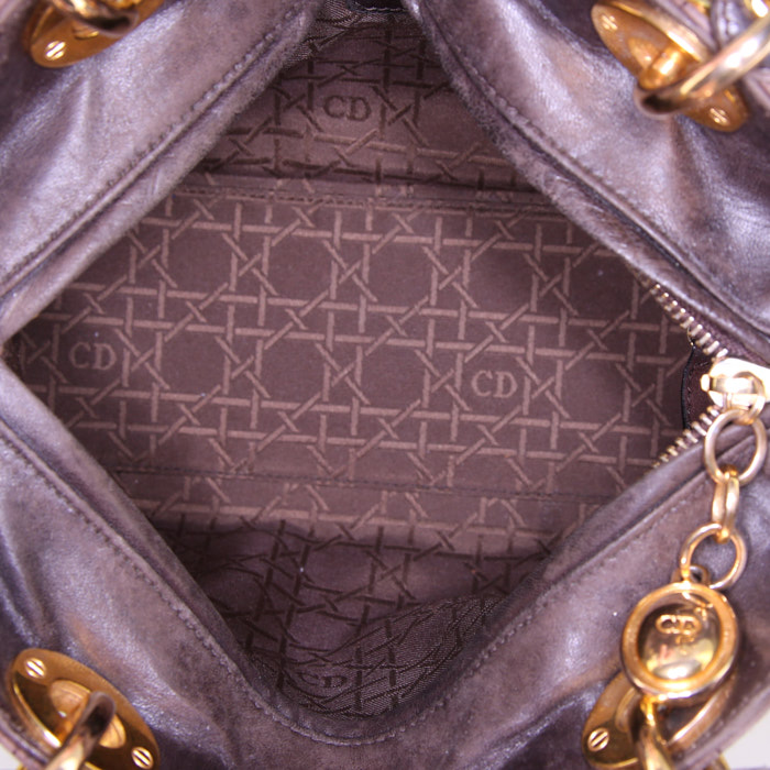 Sac à main Dior Lady Dior moyen modèle en daim marron - Detail D3