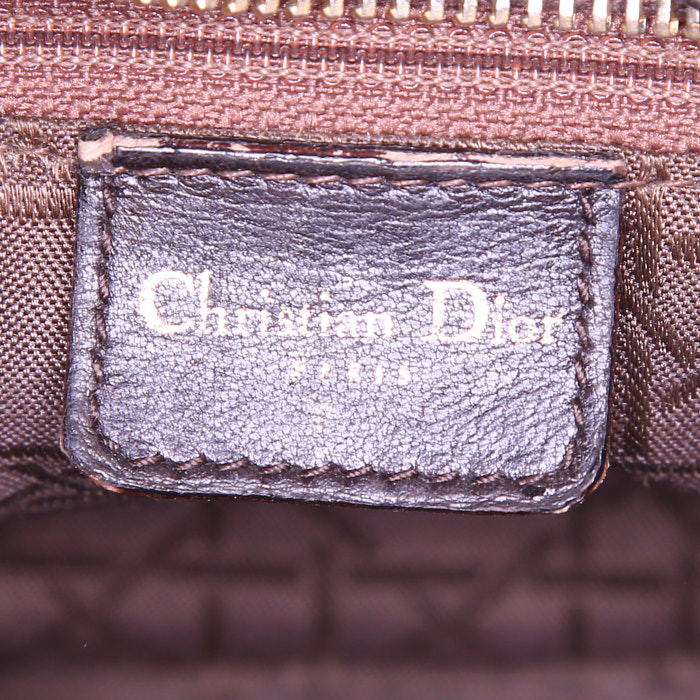 Bolso de mano Dior Lady Dior modelo mediano en ante marrón - Detail D4