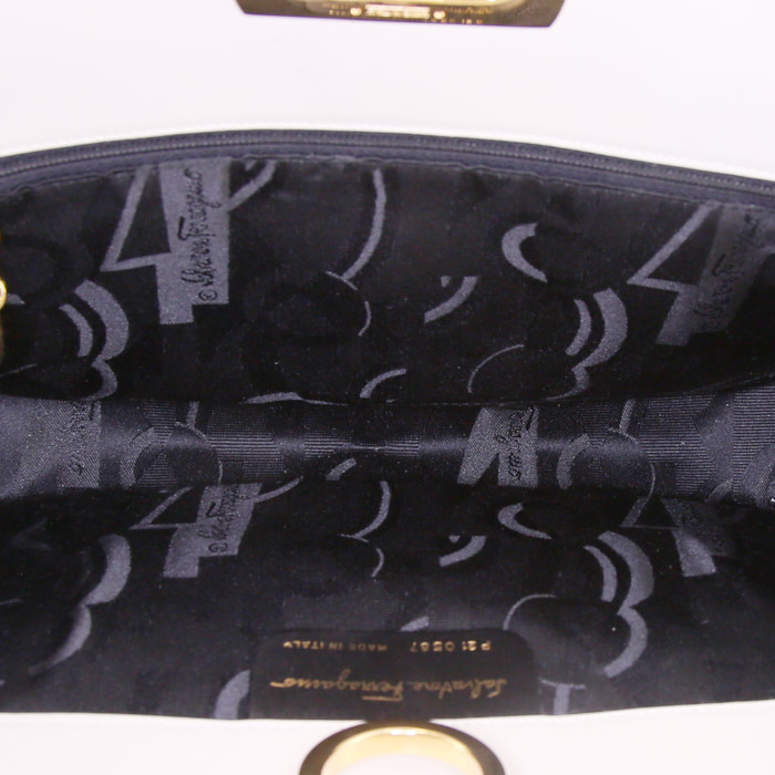 Borsa a tracolla Salvatore Ferragamo Gancini in pelle color crema - Detail D2