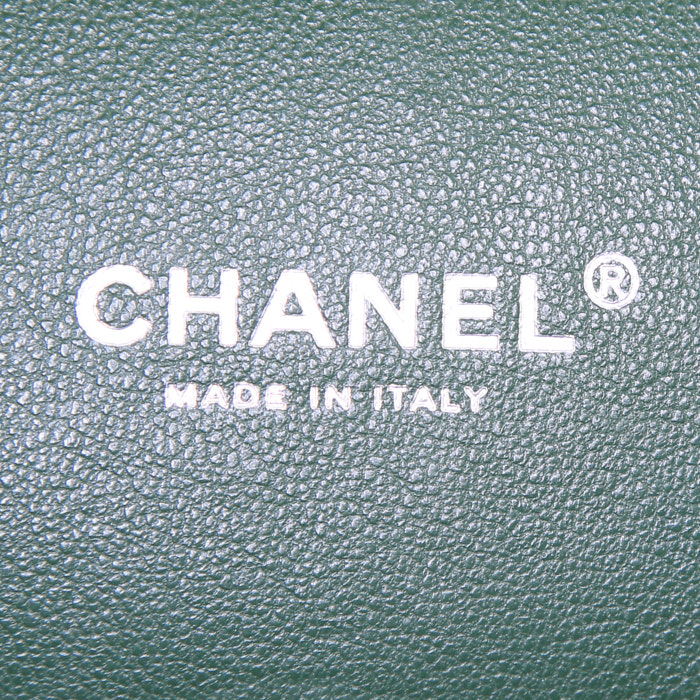 Bolso de mano Chanel Timeless Maxi Jumbo en cuero acolchado verde - Detail D4