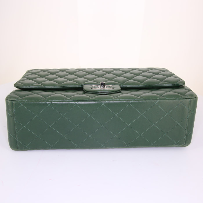 Sac à main Chanel Timeless Maxi Jumbo en cuir matelassé vert - Detail D5