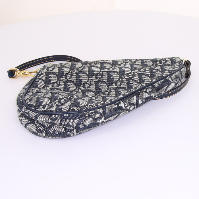 Sac porté épaule ou main Dior Saddle en toile denim monogrammée bleue et cuir bleu - Detail D4