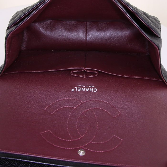 Bolso bandolera Chanel Timeless jumbo en cuero granulado acolchado negro - Detail D3