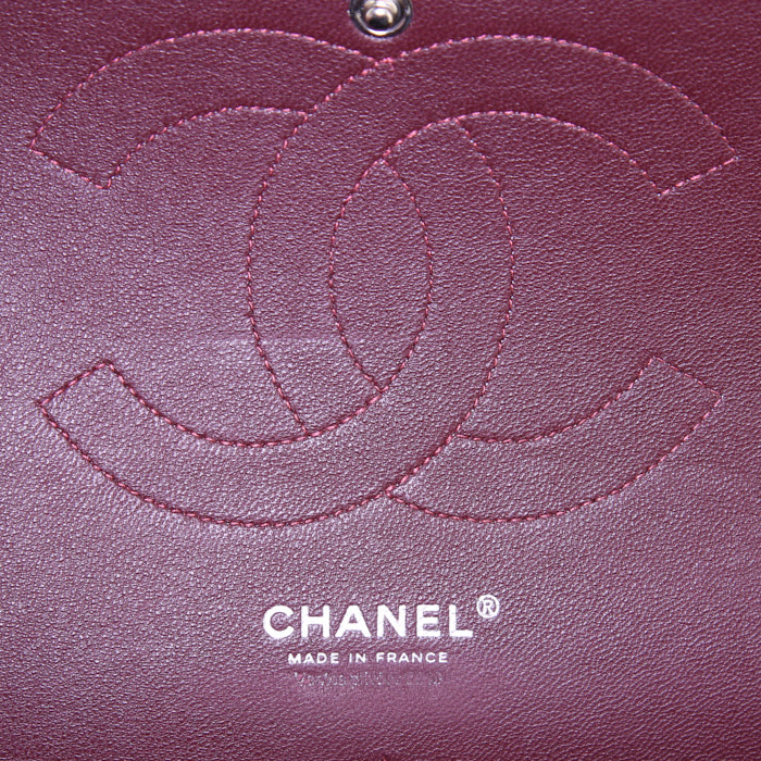 Chanel Timeless jumbo shoulder bag in black quilted grained leather - Detail D4