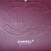 Sac bandoulière Chanel Timeless jumbo en cuir grainé matelassé noir - Detail D4 thumbnail