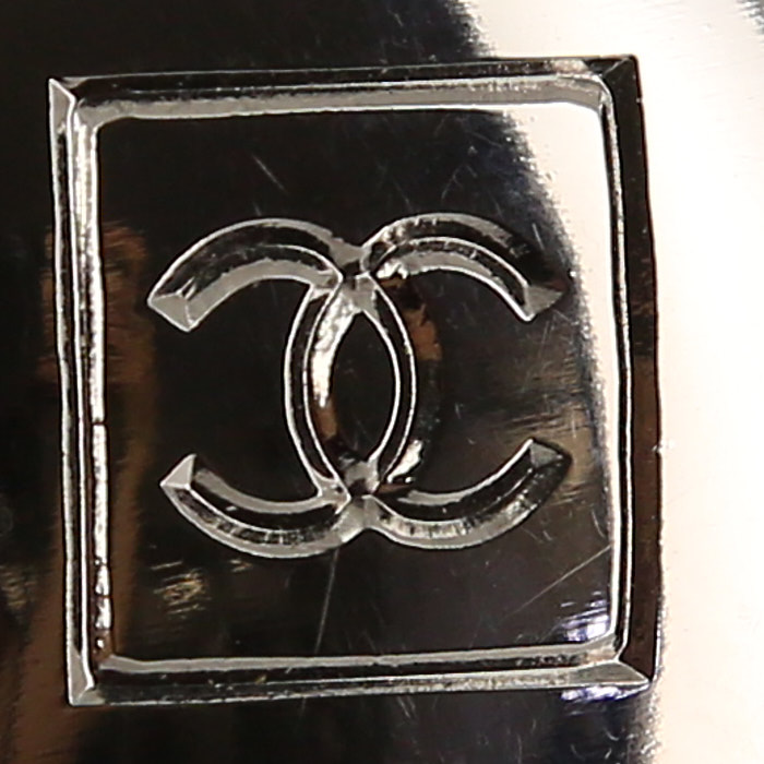 Chanel Editions Limitées pétanque balls in silver metal and black leather - Detail D3