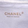 Bolsito de mano Chanel Timeless en lona acolchada plateada - Detail D3 thumbnail