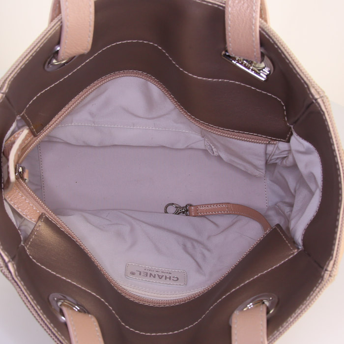 Sac porté épaule ou main Chanel Paris-Biarritz petit modèle en toile matelassée mordorée et beige et cuir beige - Detail D2