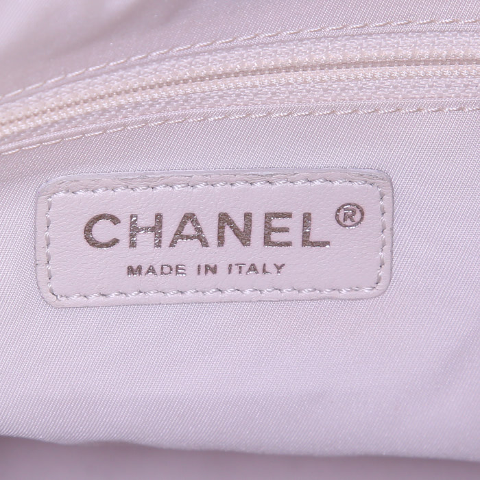 Sac porté épaule ou main Chanel Paris-Biarritz petit modèle en toile matelassée mordorée et beige et cuir beige - Detail D3