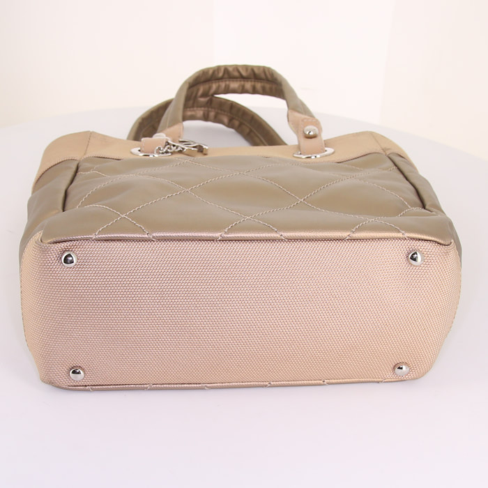 Bolso para llevar al hombro o en la mano Chanel Paris-Biarritz modelo pequeño en lona acolchada marrón dorada y beige y cuero beige - Detail D4