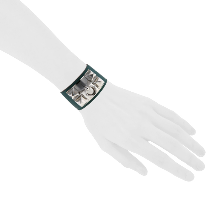 Bracelet manchette Hermes Médor en palladium et cuir vert - Detail D1