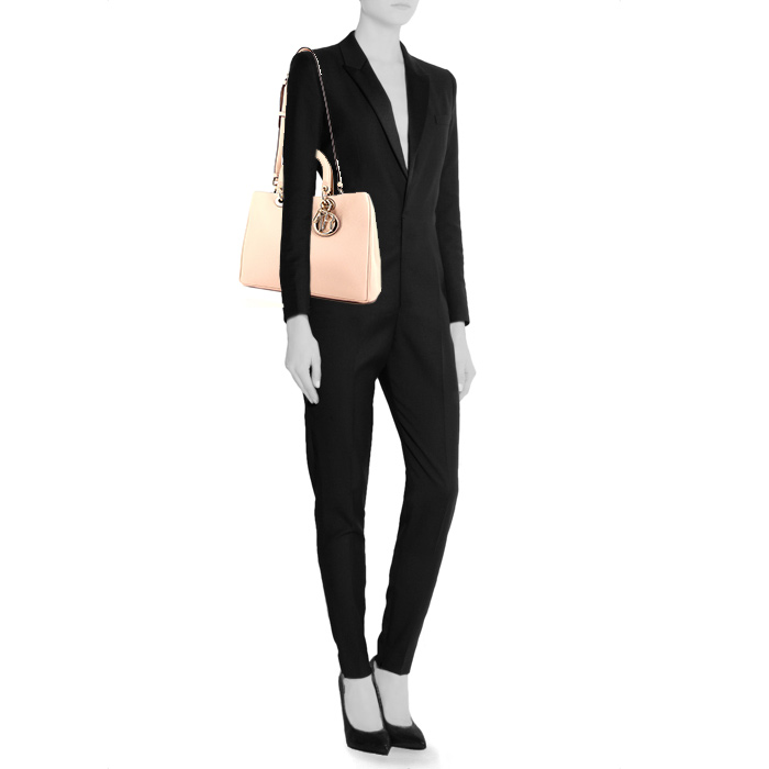 Sac à main Dior Diorissimo moyen modèle en cuir grainé rose-pale - Detail D2