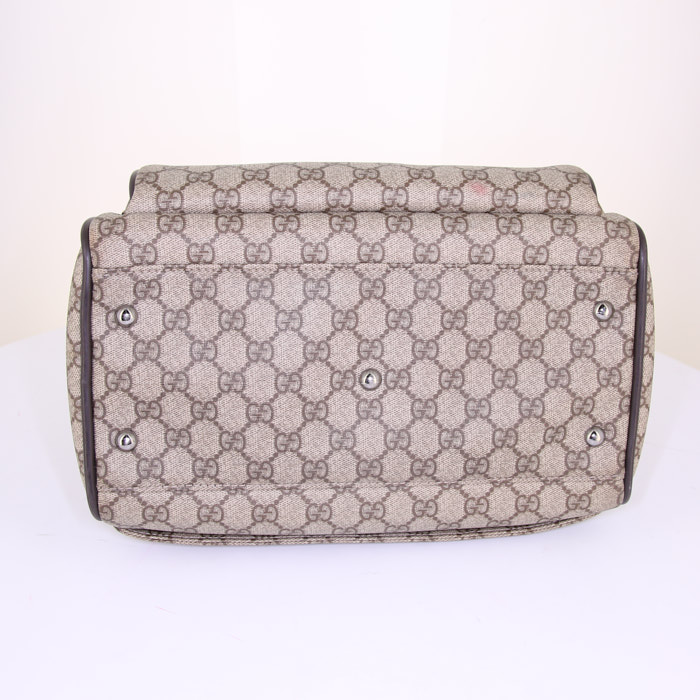 Bolsa de viaje Gucci pequeña en lona Monogram beige y cuero marrón - Detail D4