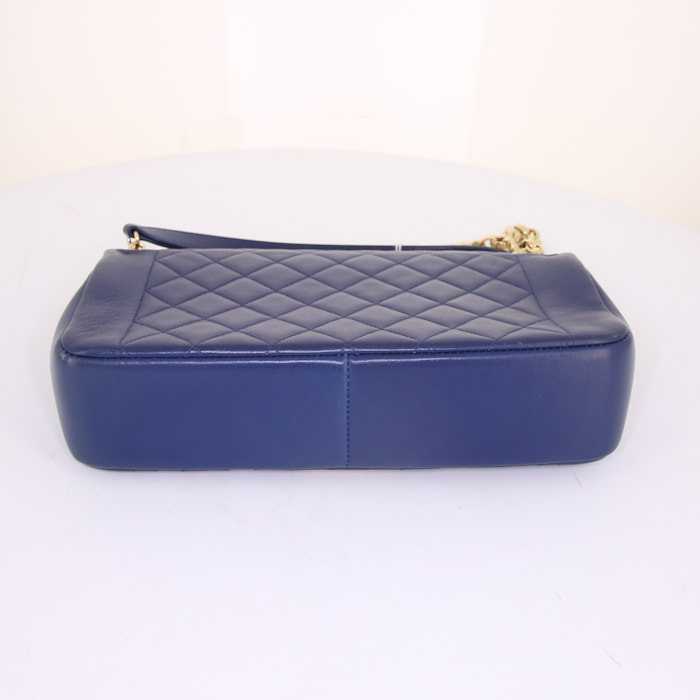 Chanel Chic With Me shoulder bag in blue quilted leather - Detail D5