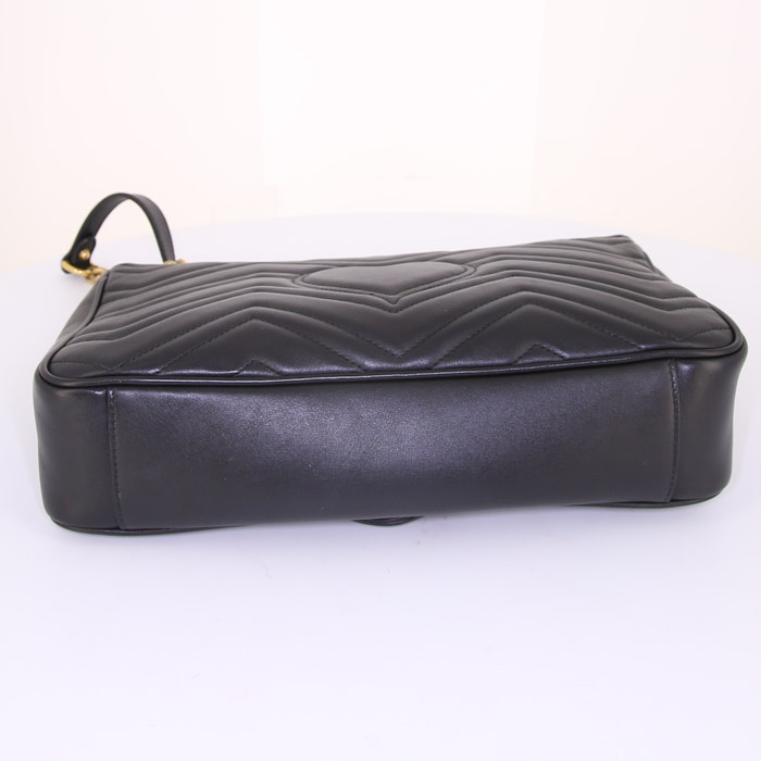 Bolso bandolera Gucci GG Marmont modelo grande en cuero acolchado negro - Detail D5