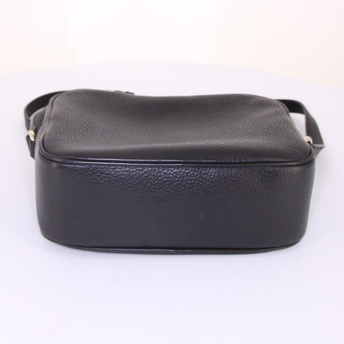 Sac bandoulière Gucci Soho Disco en cuir grainé noir - Detail D4