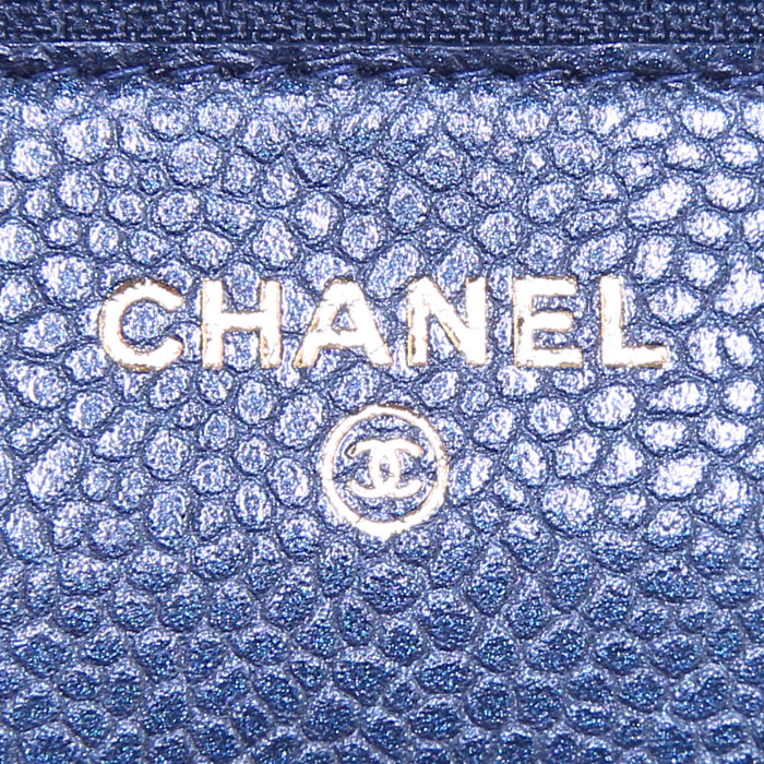 Sac bandoulière Chanel Wallet on Chain en cuir grainé matelassé bleu métallisé - Detail D3