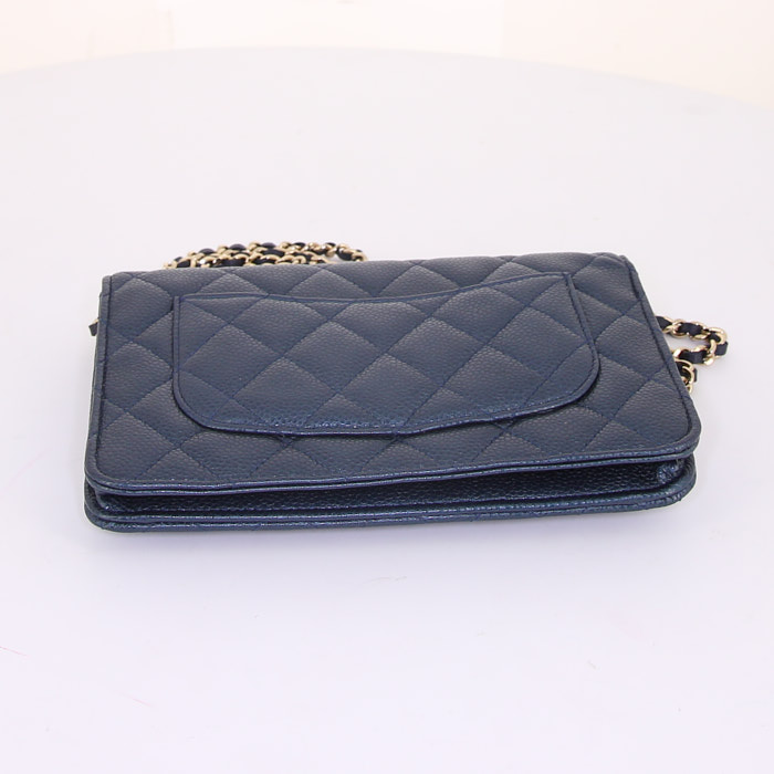 Bolso bandolera Chanel Wallet on Chain en cuero granulado acolchado azul metalizado - Detail D4