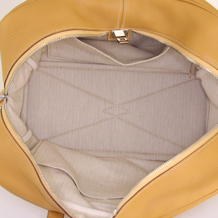 Hermes Victoria handbag in yellow mustard togo leather - Detail D2