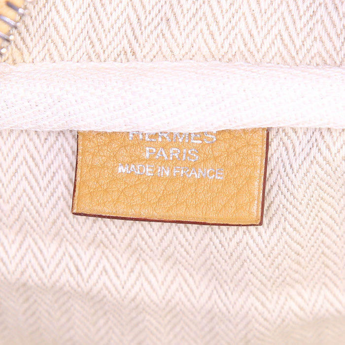 Bolso de mano Hermes Victoria en cuero togo color mostaza - Detail D3