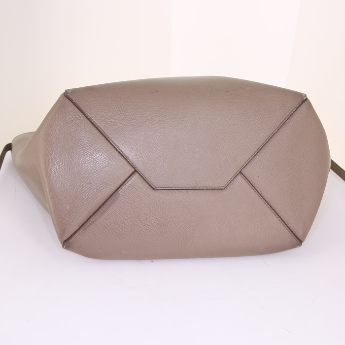 Sac cabas Celine Cabas Phantom Soft en cuir grainé taupe - Detail D4