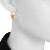 Paire de boucles d'oreilles Tiffany & Co en or jaune et nacre blanche - Detail D1 thumbnail