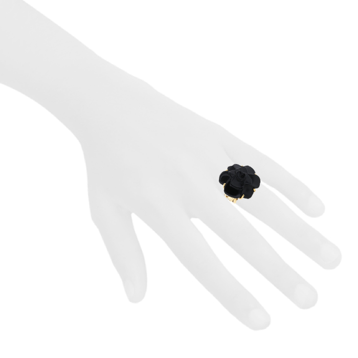 Bague Chanel Camelia grand modèle en onyx et or jaune - Detail D1