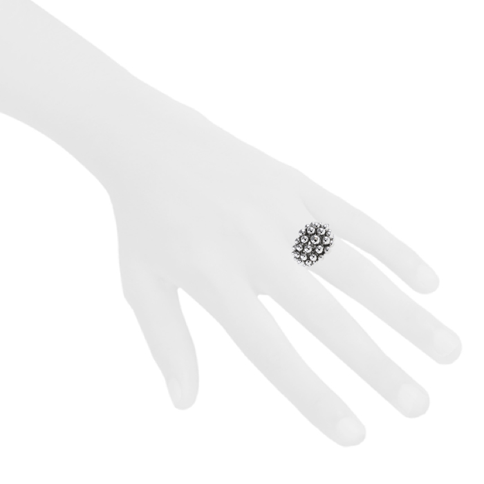 Sortija Boucheron Grains de Raisins modelo grande en oro blanco - Detail D1