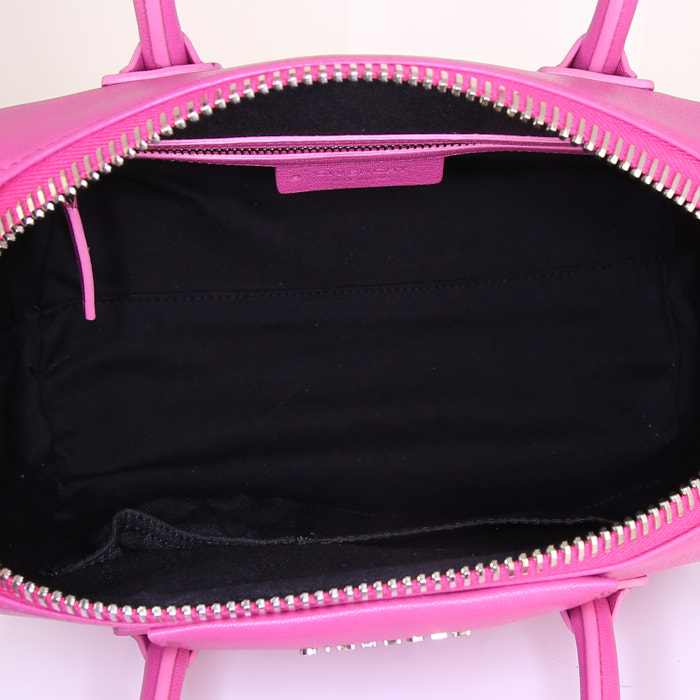 Givenchy Antigona small model bag worn on the shoulder or carried in the hand in pink grained leather - Detail D3