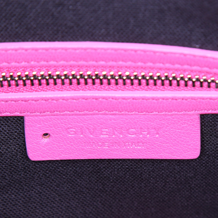Givenchy Antigona small model bag worn on the shoulder or carried in the hand in pink grained leather - Detail D4