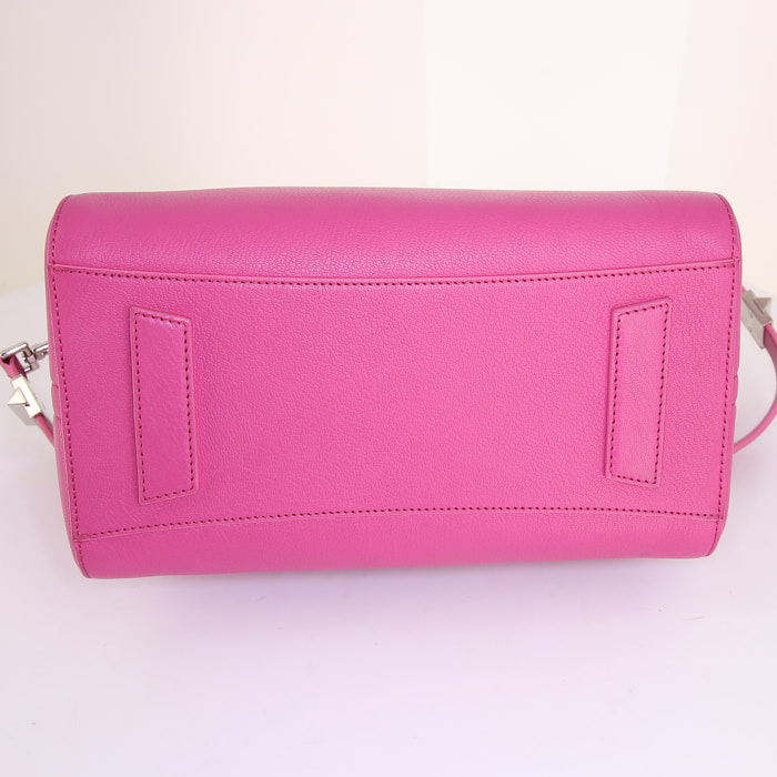 Givenchy Antigona small model bag worn on the shoulder or carried in the hand in pink grained leather - Detail D5