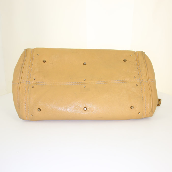 Bolso de mano Chloé Paddington en cuero granulado beige miel - Detail D4